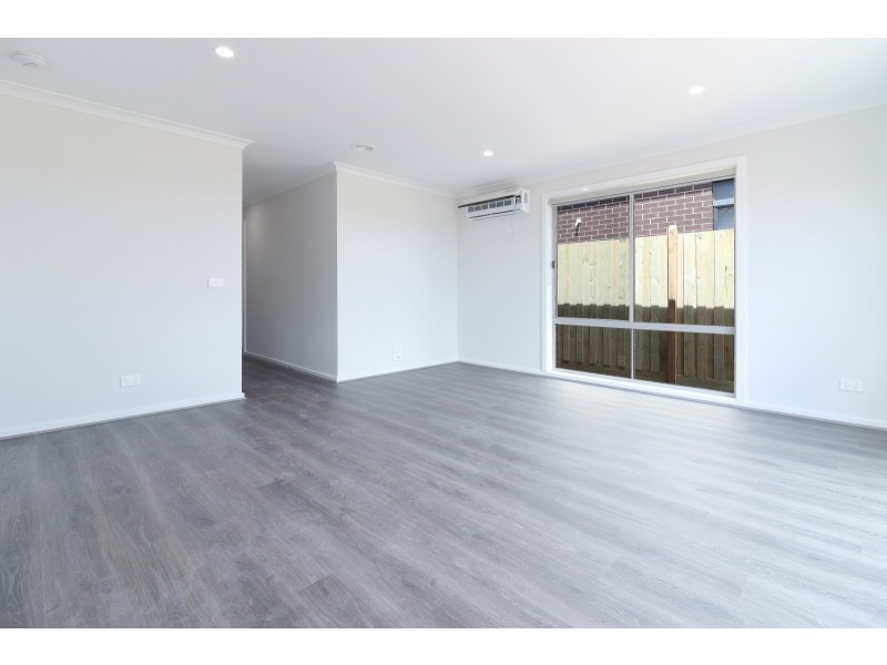 12 Simmental Drive, Clyde North VIC 3978