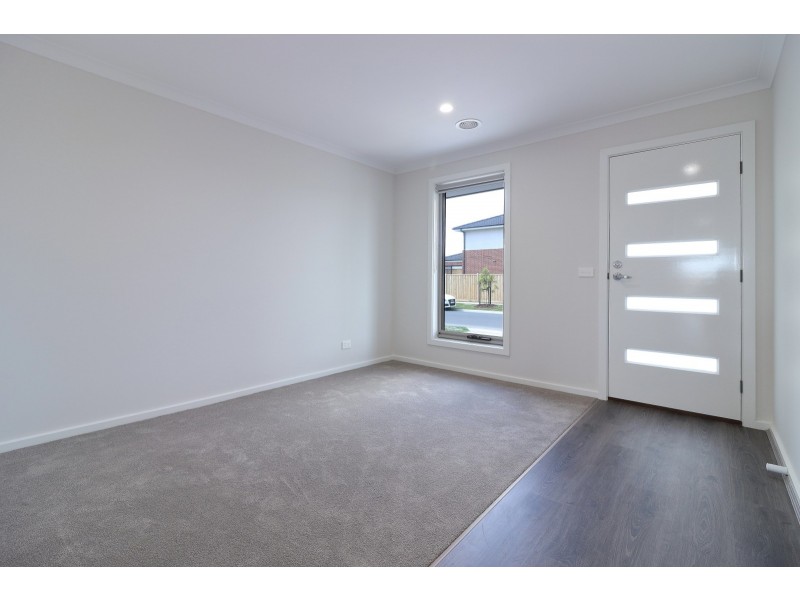 12 Simmental Drive, Clyde North VIC 3978