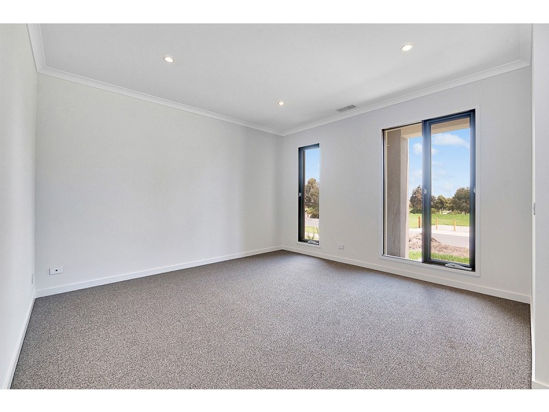 6 Spearwood Rise, Cranbourne West VIC 3977