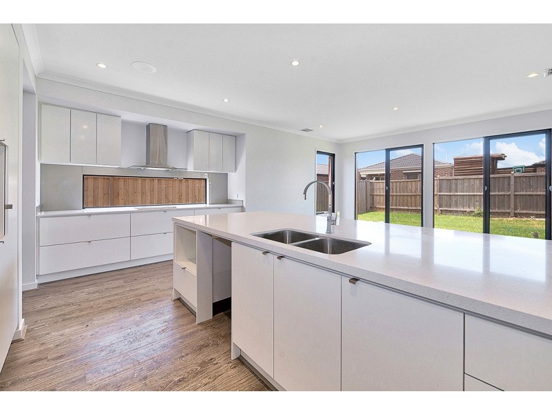 6 Spearwood Rise, Cranbourne West VIC 3977