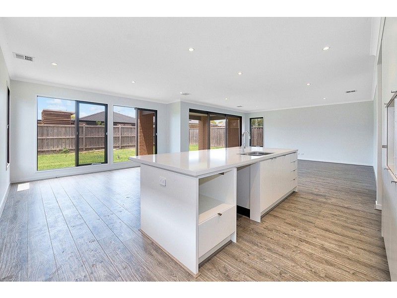 6 Spearwood Rise, Cranbourne West VIC 3977