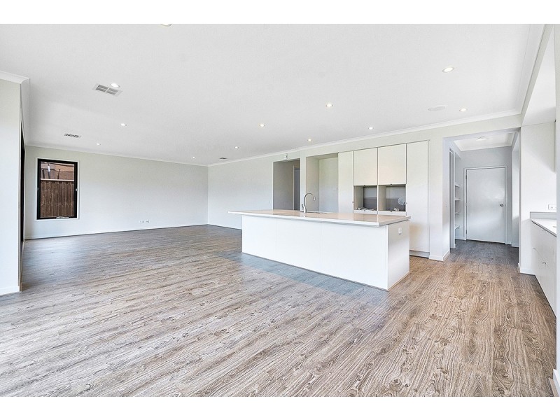 6 Spearwood Rise, Cranbourne West VIC 3977