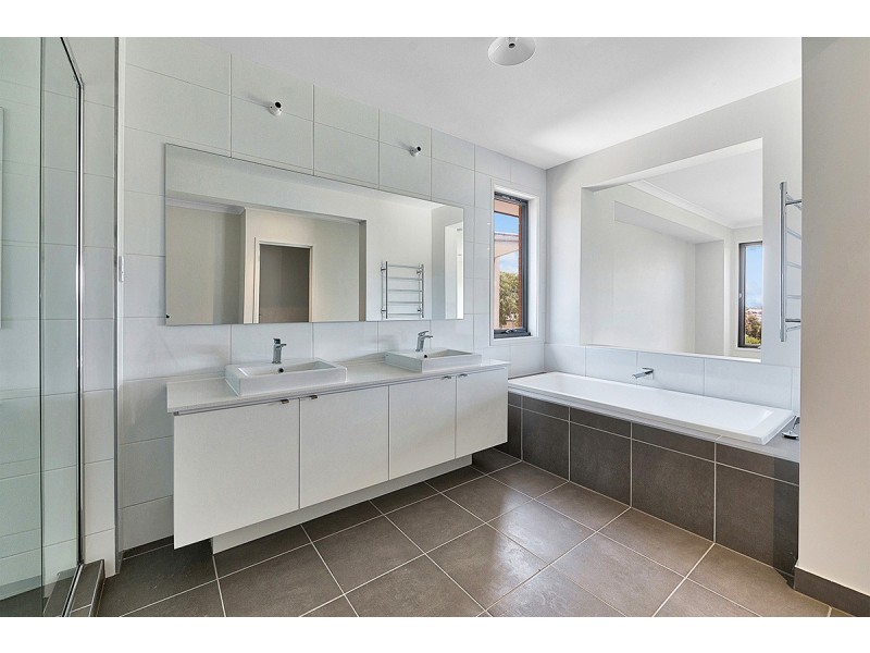 6 Spearwood Rise, Cranbourne West VIC 3977