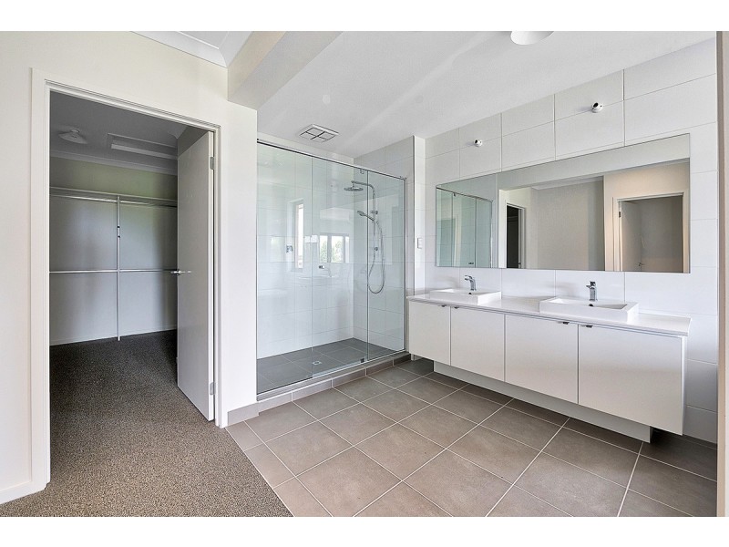 6 Spearwood Rise, Cranbourne West VIC 3977