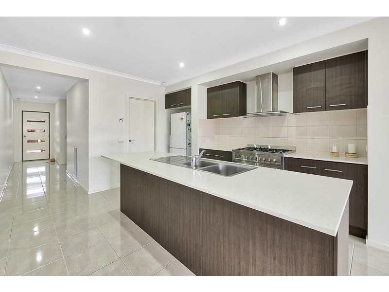 8 Alice Mary Road, Cranbourne West VIC 3977