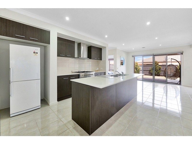 8 Alice Mary Road, Cranbourne West VIC 3977