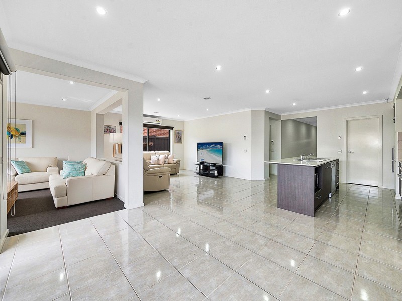 8 Alice Mary Road, Cranbourne West VIC 3977