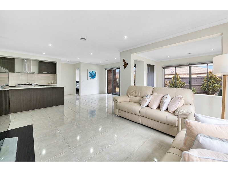 8 Alice Mary Road, Cranbourne West VIC 3977