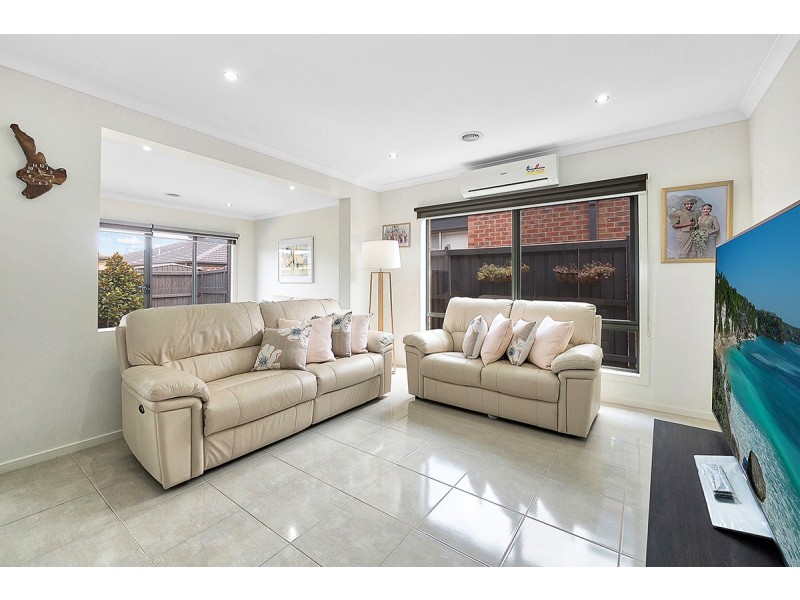 8 Alice Mary Road, Cranbourne West VIC 3977