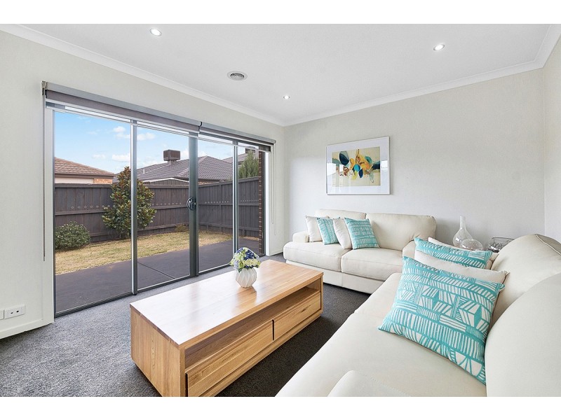 8 Alice Mary Road, Cranbourne West VIC 3977