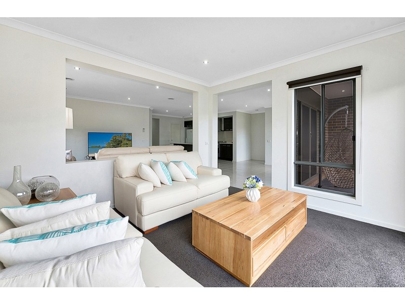 8 Alice Mary Road, Cranbourne West VIC 3977