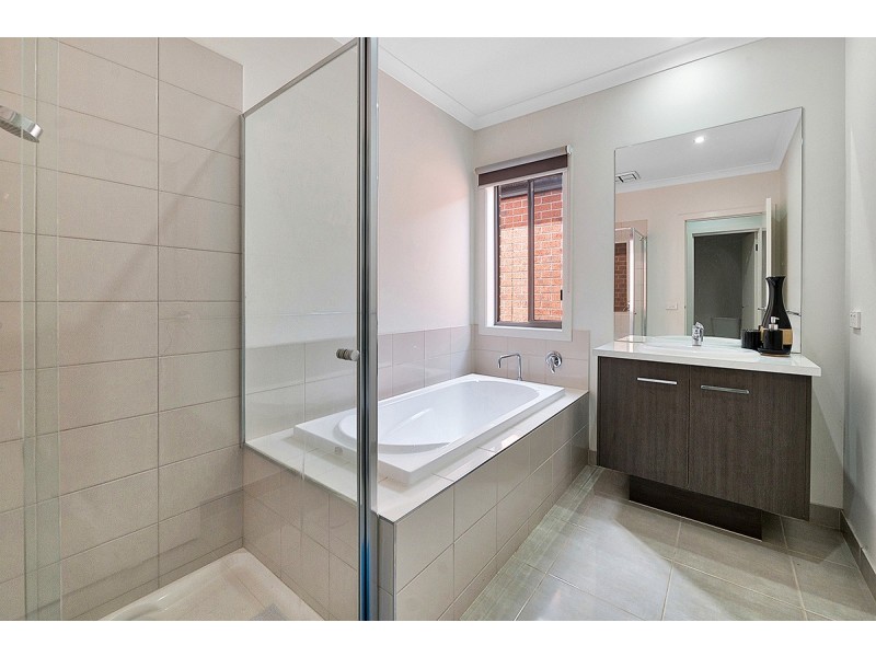 8 Alice Mary Road, Cranbourne West VIC 3977