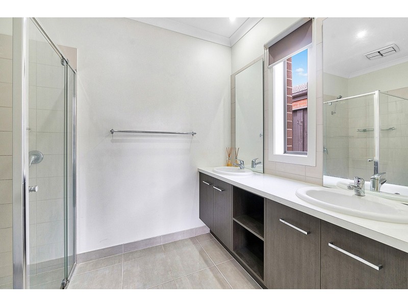 8 Alice Mary Road, Cranbourne West VIC 3977