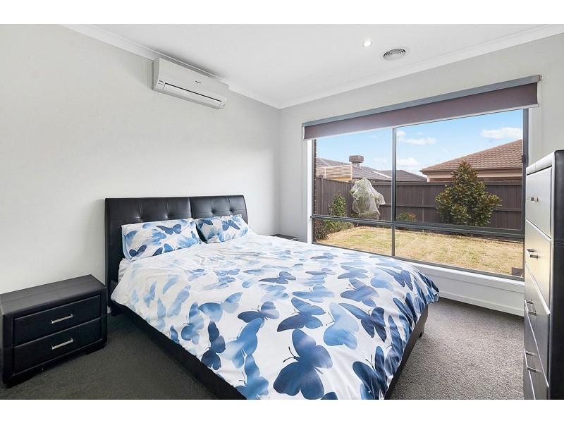 8 Alice Mary Road, Cranbourne West VIC 3977