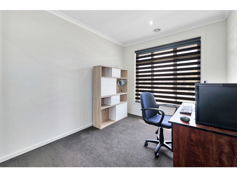 8 Alice Mary Road, Cranbourne West VIC 3977