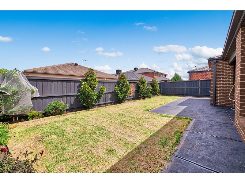 8 Alice Mary Road, Cranbourne West VIC 3977