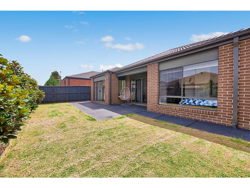 8 Alice Mary Road, Cranbourne West VIC 3977