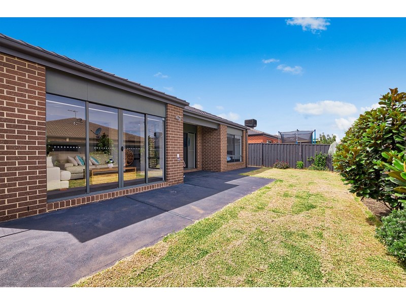8 Alice Mary Road, Cranbourne West VIC 3977
