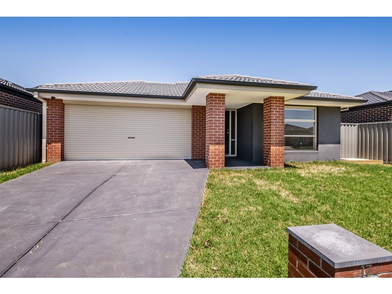 17 Beagle Street, Cranbourne East VIC 3977