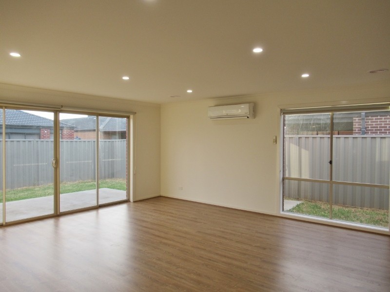 17 Beagle Street, Cranbourne East VIC 3977