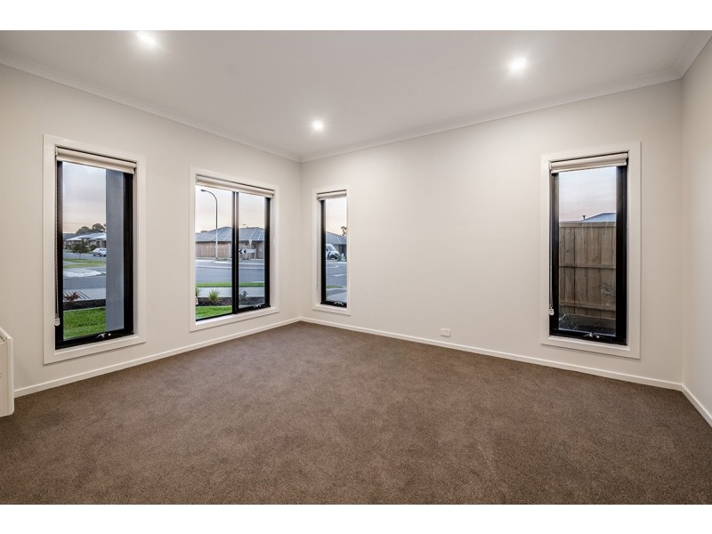 7 Carberry Drive, Clyde North VIC 3978