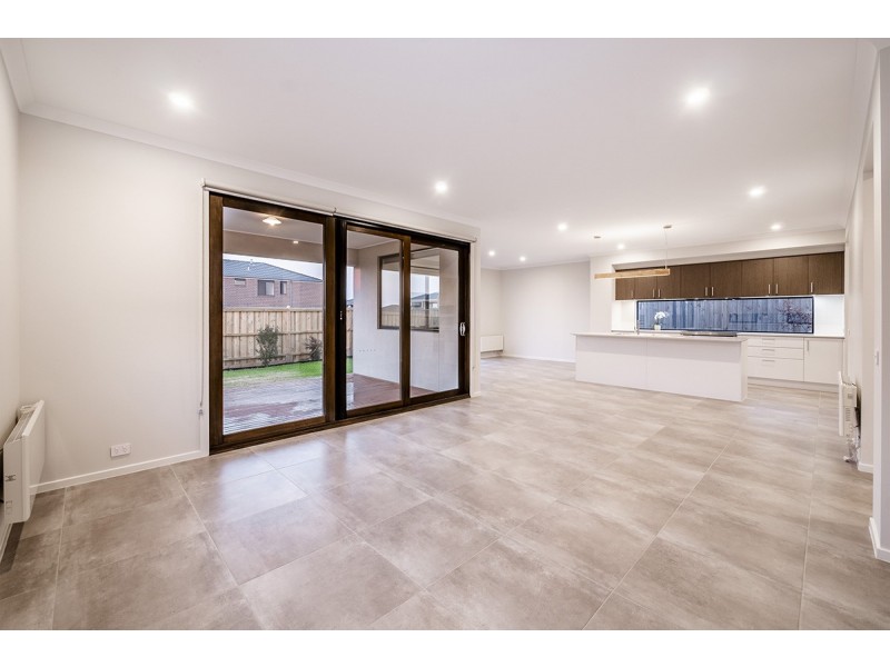 7 Carberry Drive, Clyde North VIC 3978