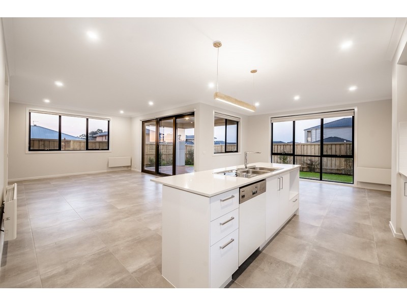 7 Carberry Drive, Clyde North VIC 3978