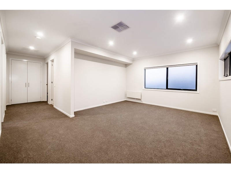 7 Carberry Drive, Clyde North VIC 3978