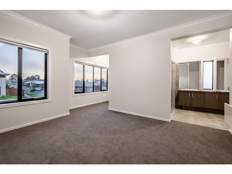 7 Carberry Drive, Clyde North VIC 3978