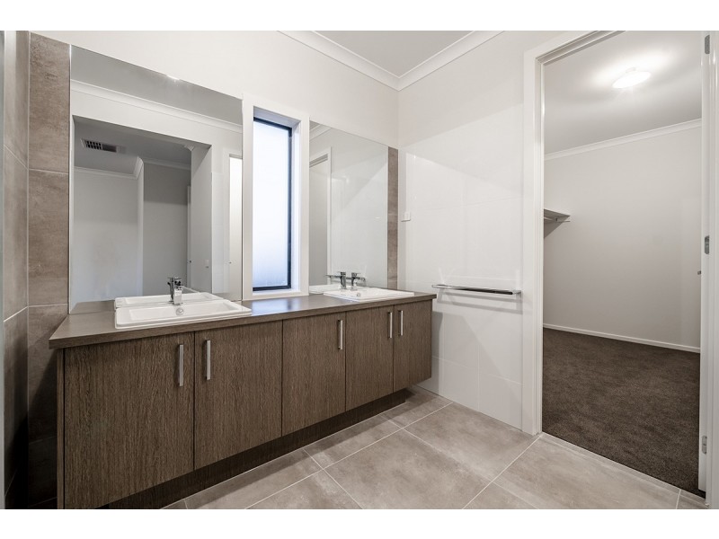 7 Carberry Drive, Clyde North VIC 3978