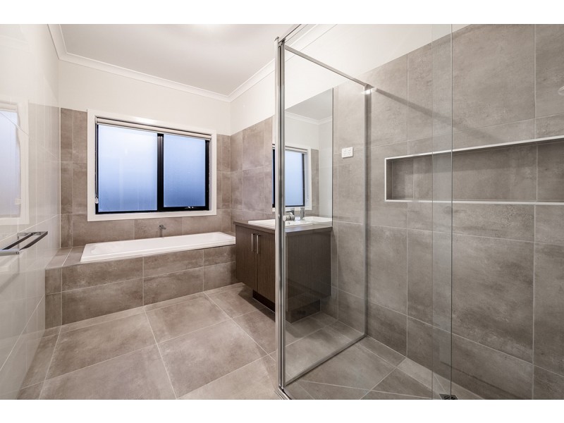 7 Carberry Drive, Clyde North VIC 3978