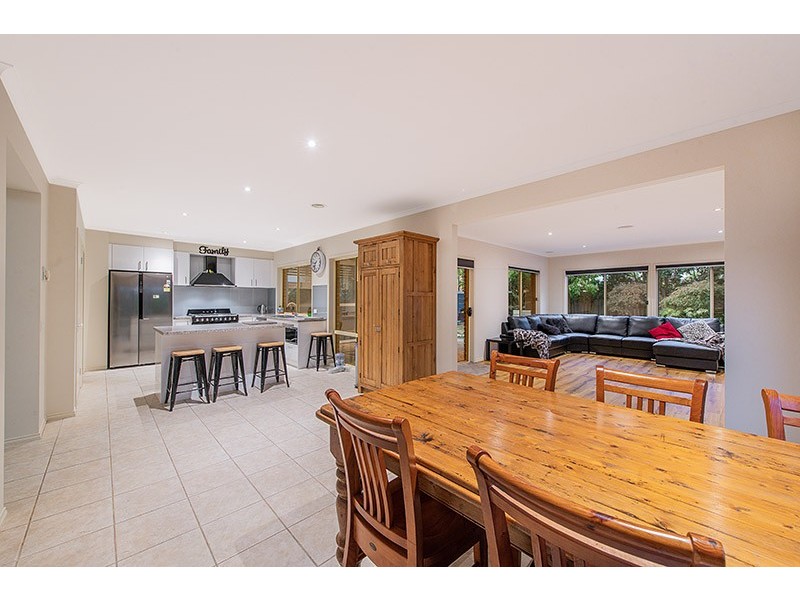 10 Sunningdale Crescent, Cranbourne VIC 3977