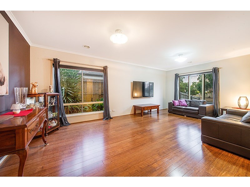 10 Sunningdale Crescent, Cranbourne VIC 3977