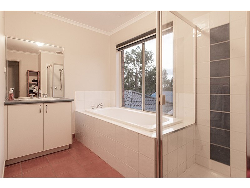 10 Sunningdale Crescent, Cranbourne VIC 3977