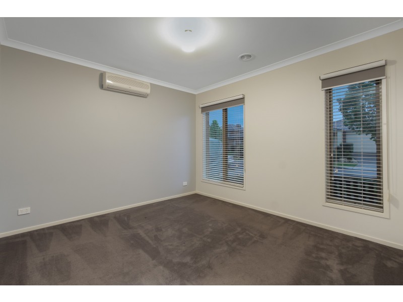 10 Paso Grove, Clyde North VIC 3978