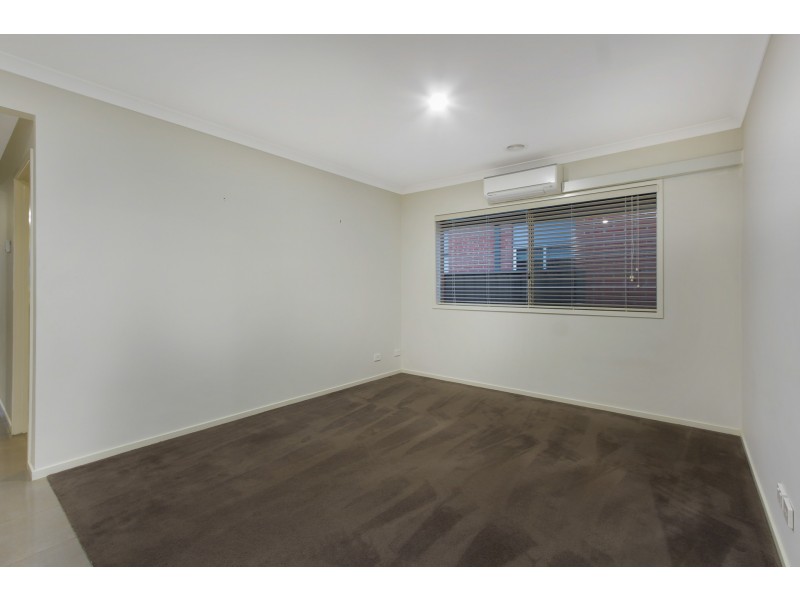 10 Paso Grove, Clyde North VIC 3978