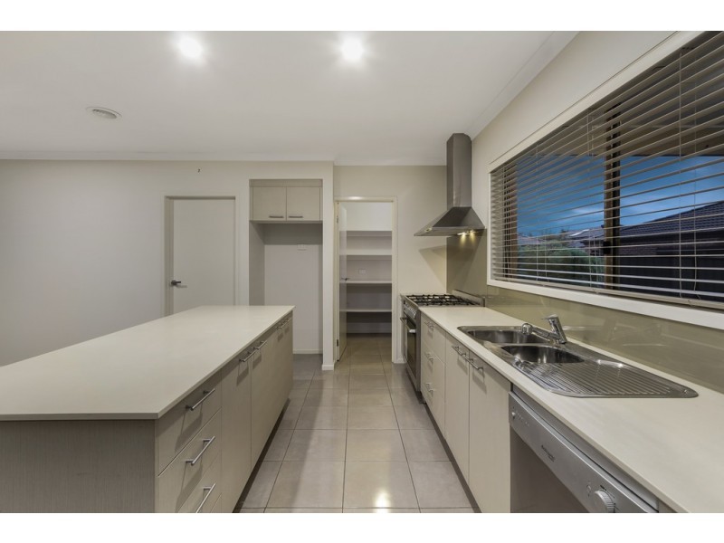 10 Paso Grove, Clyde North VIC 3978