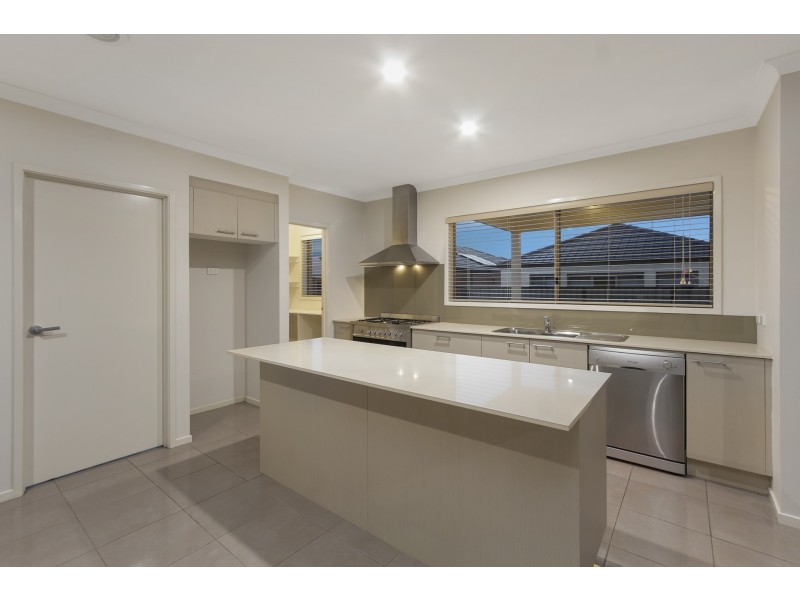 10 Paso Grove, Clyde North VIC 3978