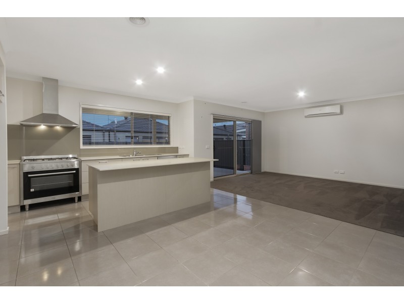 10 Paso Grove, Clyde North VIC 3978