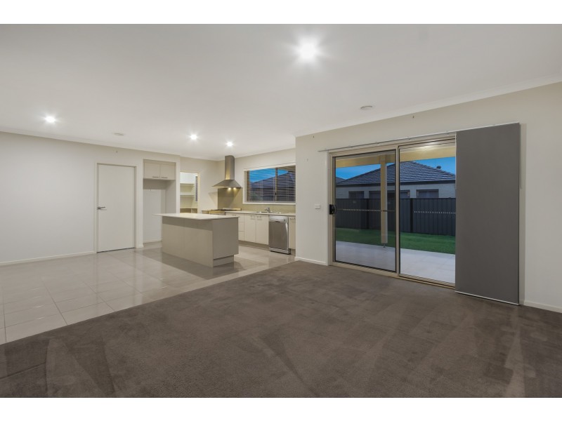 10 Paso Grove, Clyde North VIC 3978