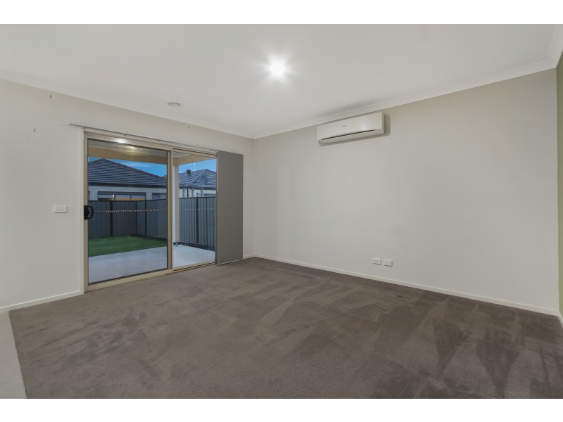 10 Paso Grove, Clyde North VIC 3978