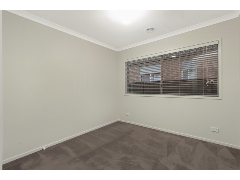 10 Paso Grove, Clyde North VIC 3978