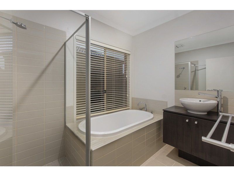 10 Paso Grove, Clyde North VIC 3978