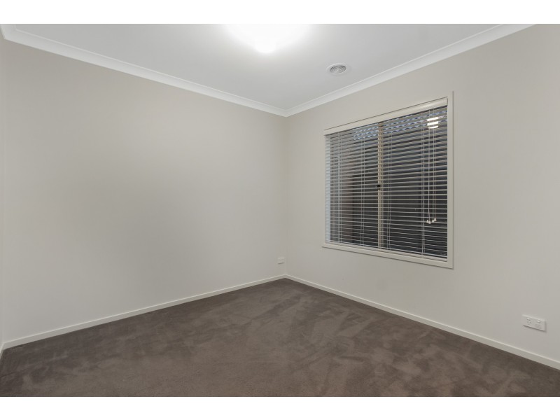 10 Paso Grove, Clyde North VIC 3978