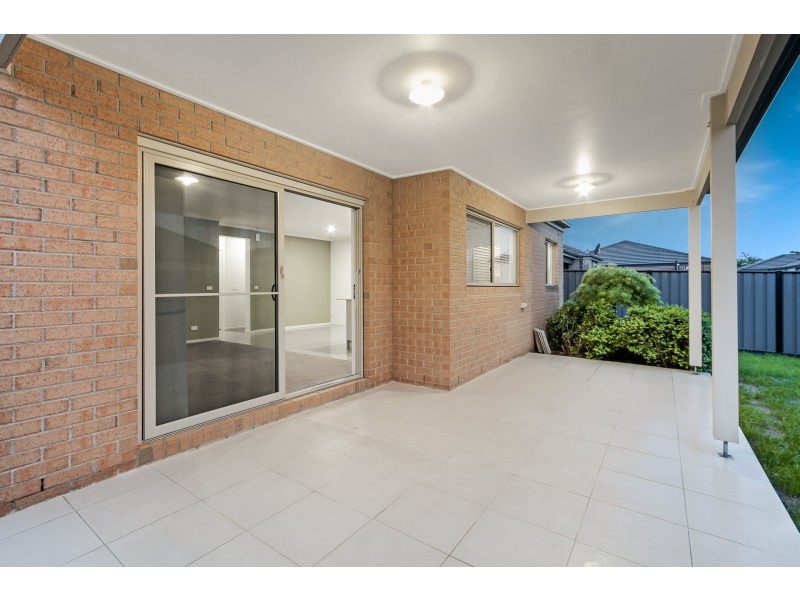 10 Paso Grove, Clyde North VIC 3978