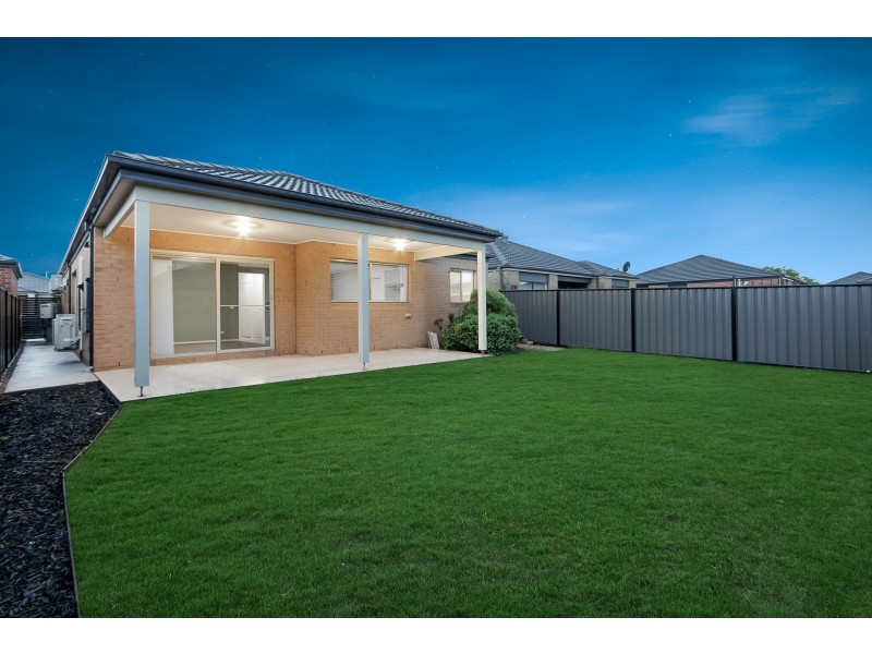10 Paso Grove, Clyde North VIC 3978