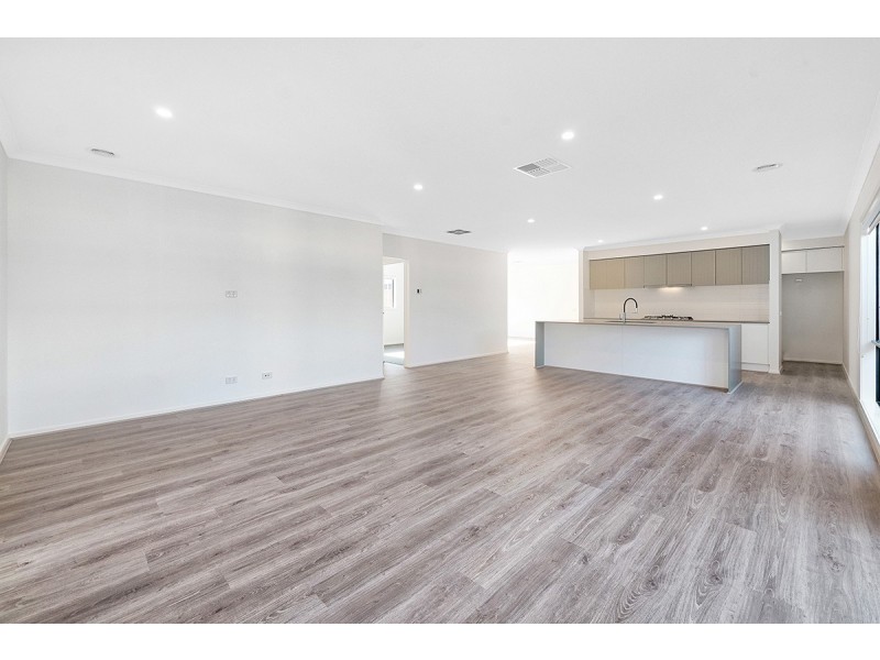 4 Charolais Way, Clyde North VIC 3978