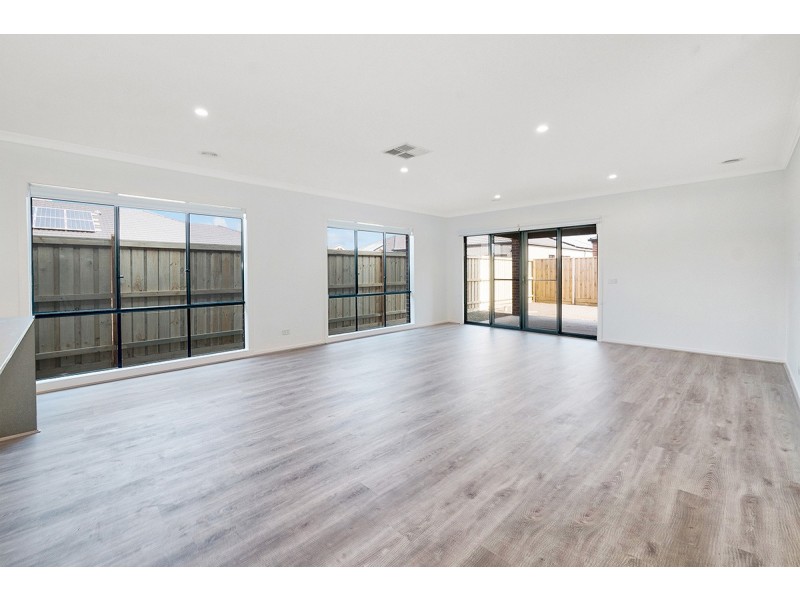 4 Charolais Way, Clyde North VIC 3978