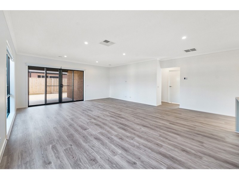 4 Charolais Way, Clyde North VIC 3978