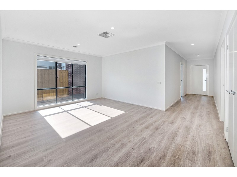 4 Charolais Way, Clyde North VIC 3978